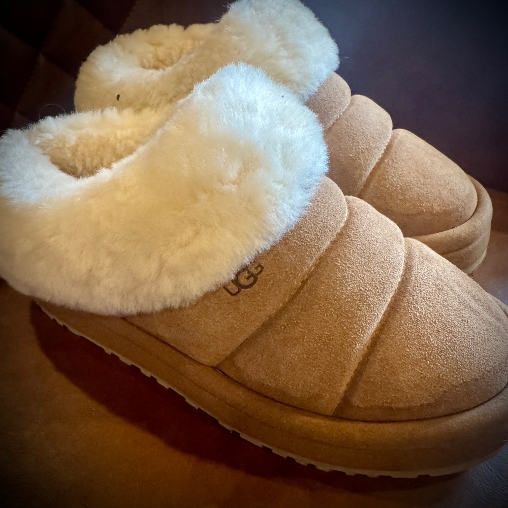 UGG Women's Cozy Tan and Cream Slippers Size 6 - Like New